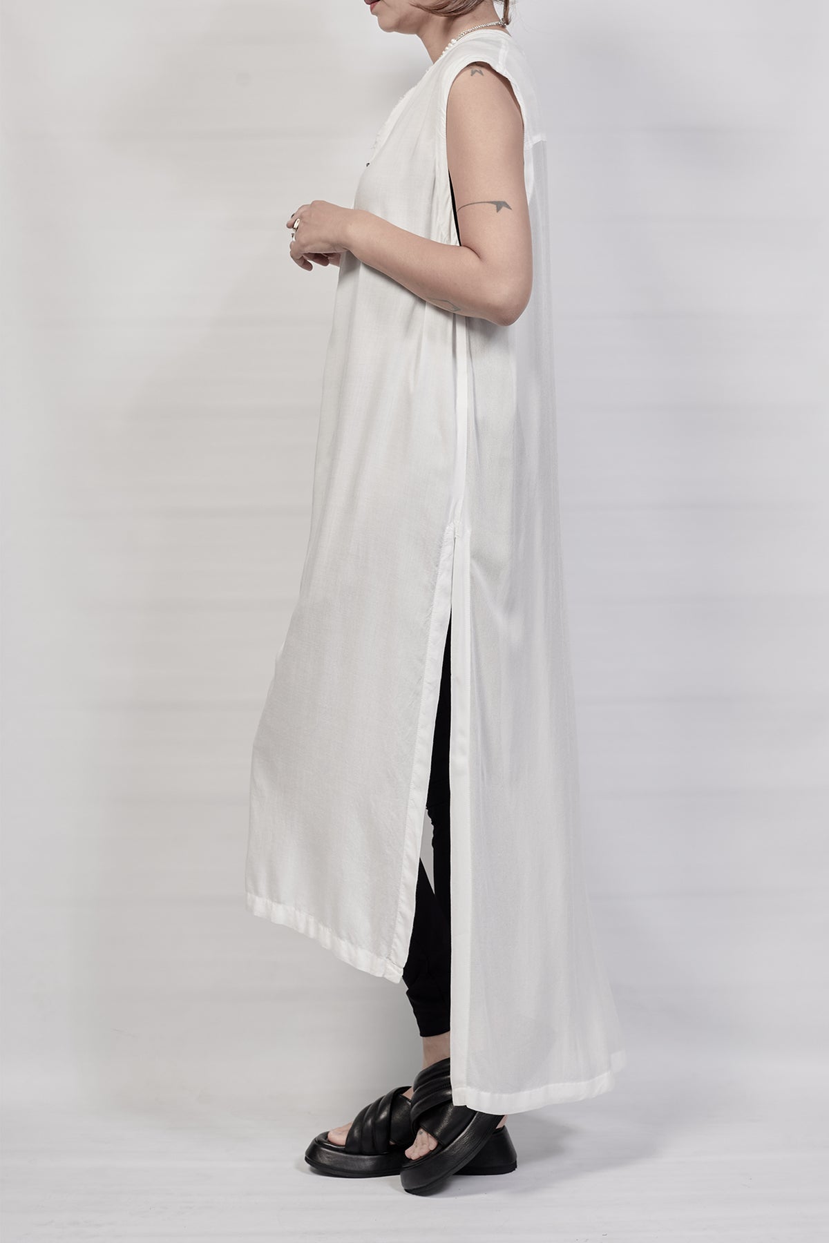 1801-SH08/DN No Sleeve Slit Shirt / DN - White