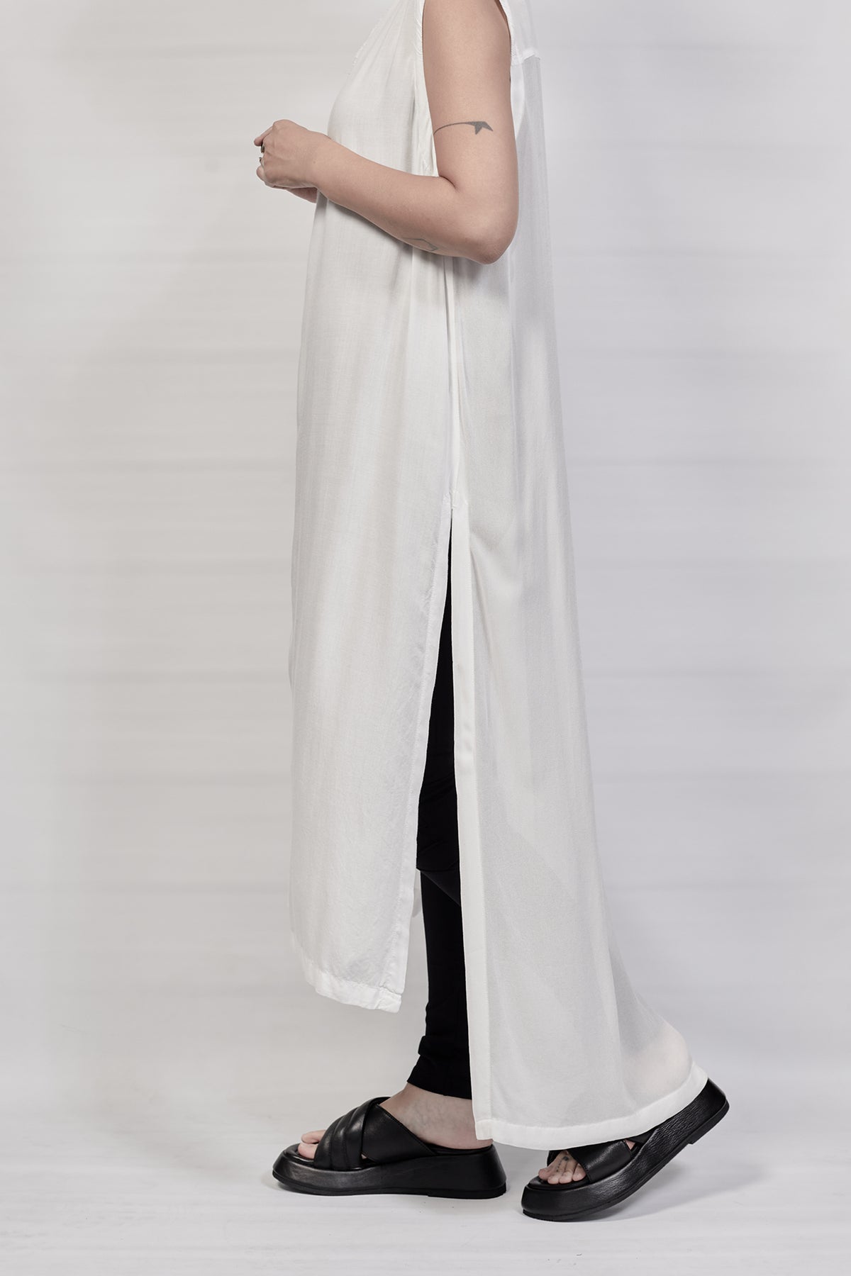 1801-SH08/DN No Sleeve Slit Shirt / DN - White
