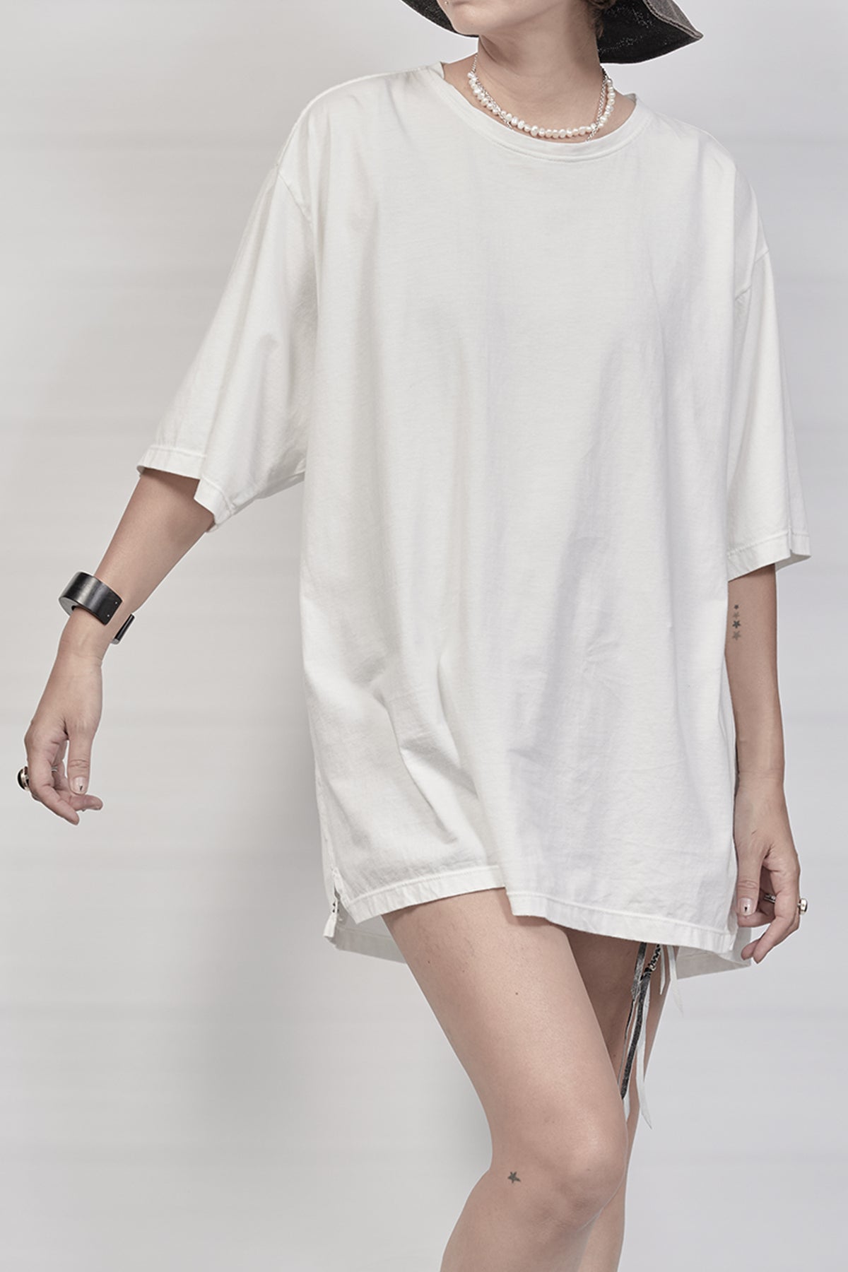 2301-CT03 Back Hole Cut - White