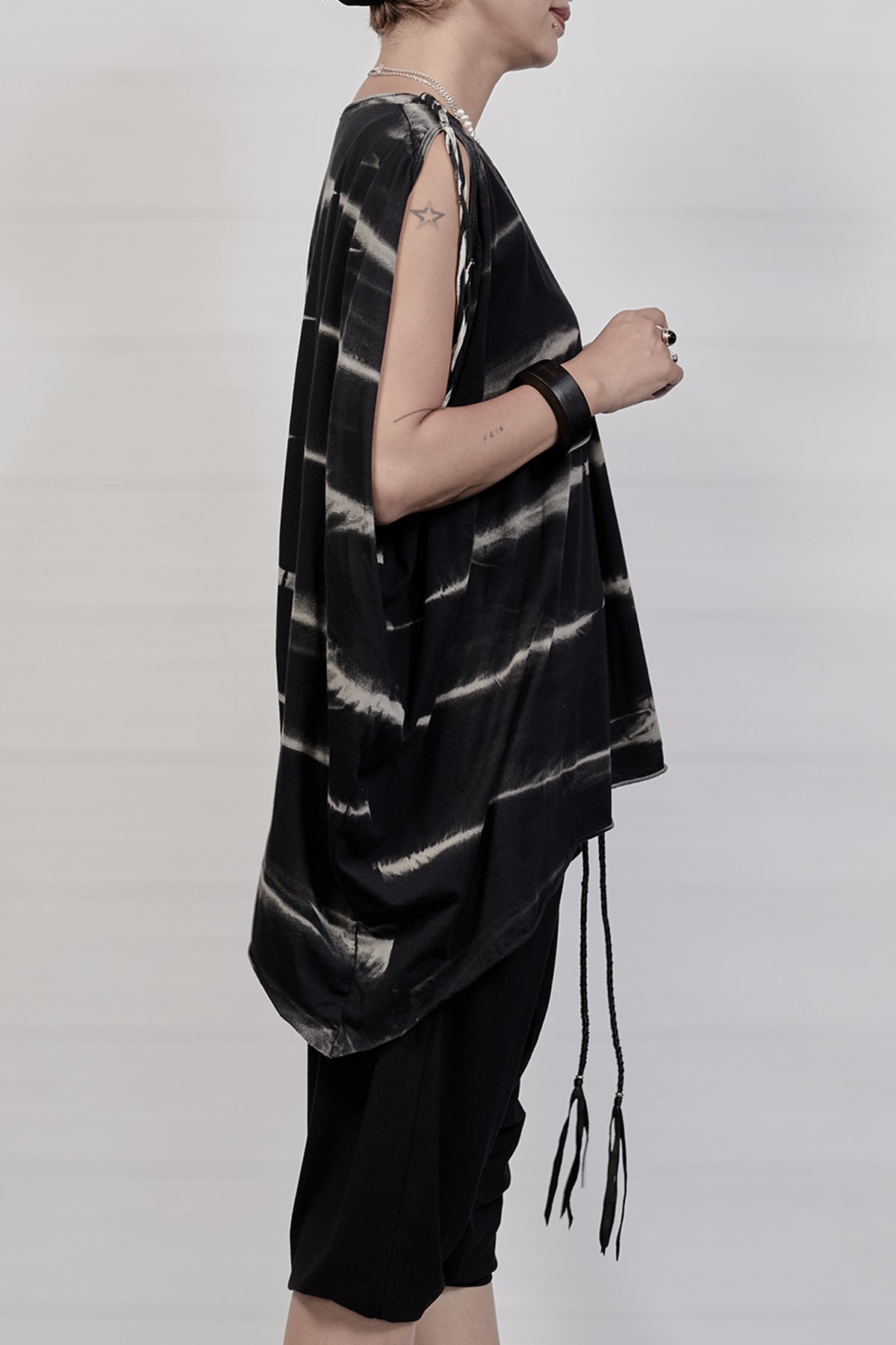 2301-CT05 Asymmetry Tesla Cut - Black