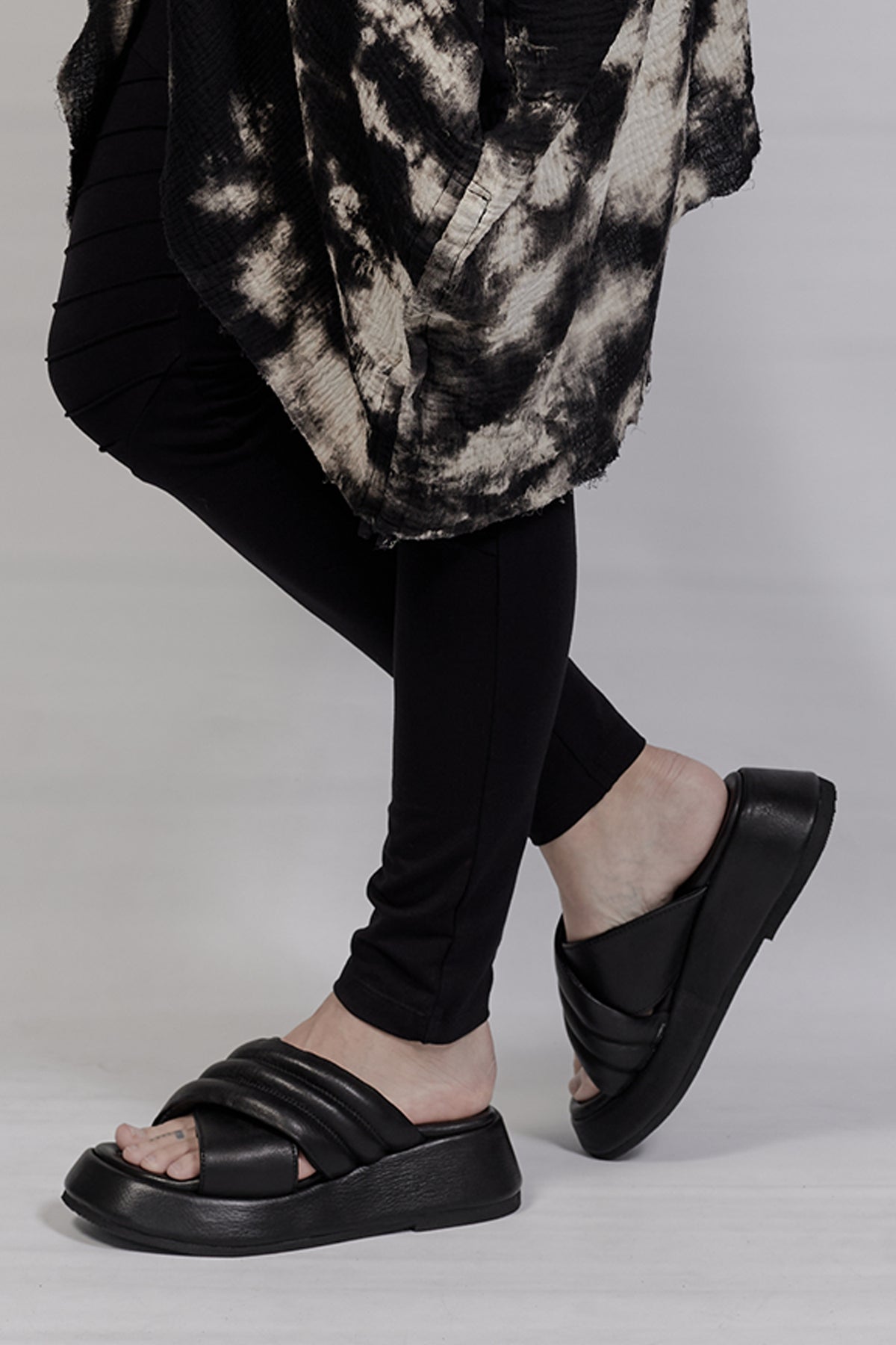 2301-BO02 Cross Sandal - Black