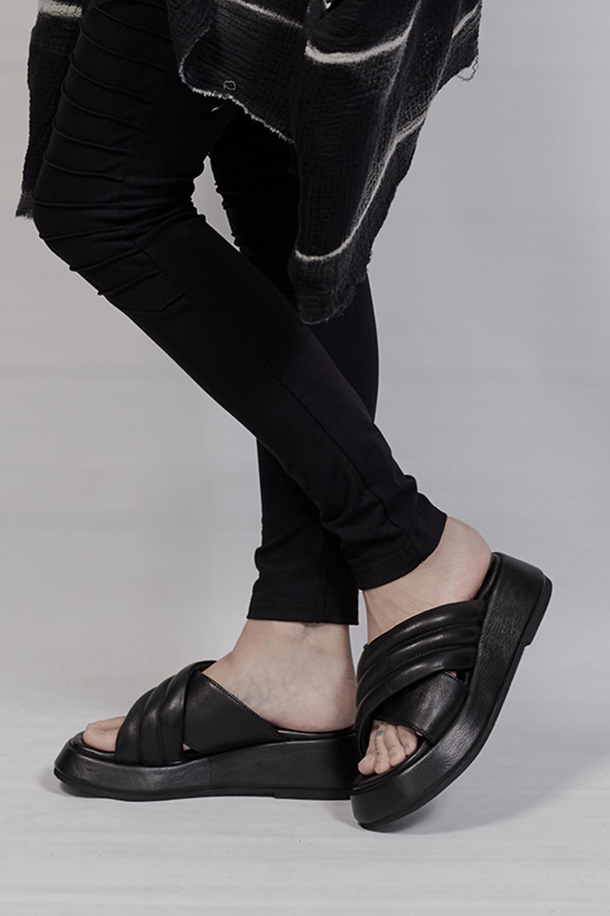 2301-BO02 Cross Sandal - Black