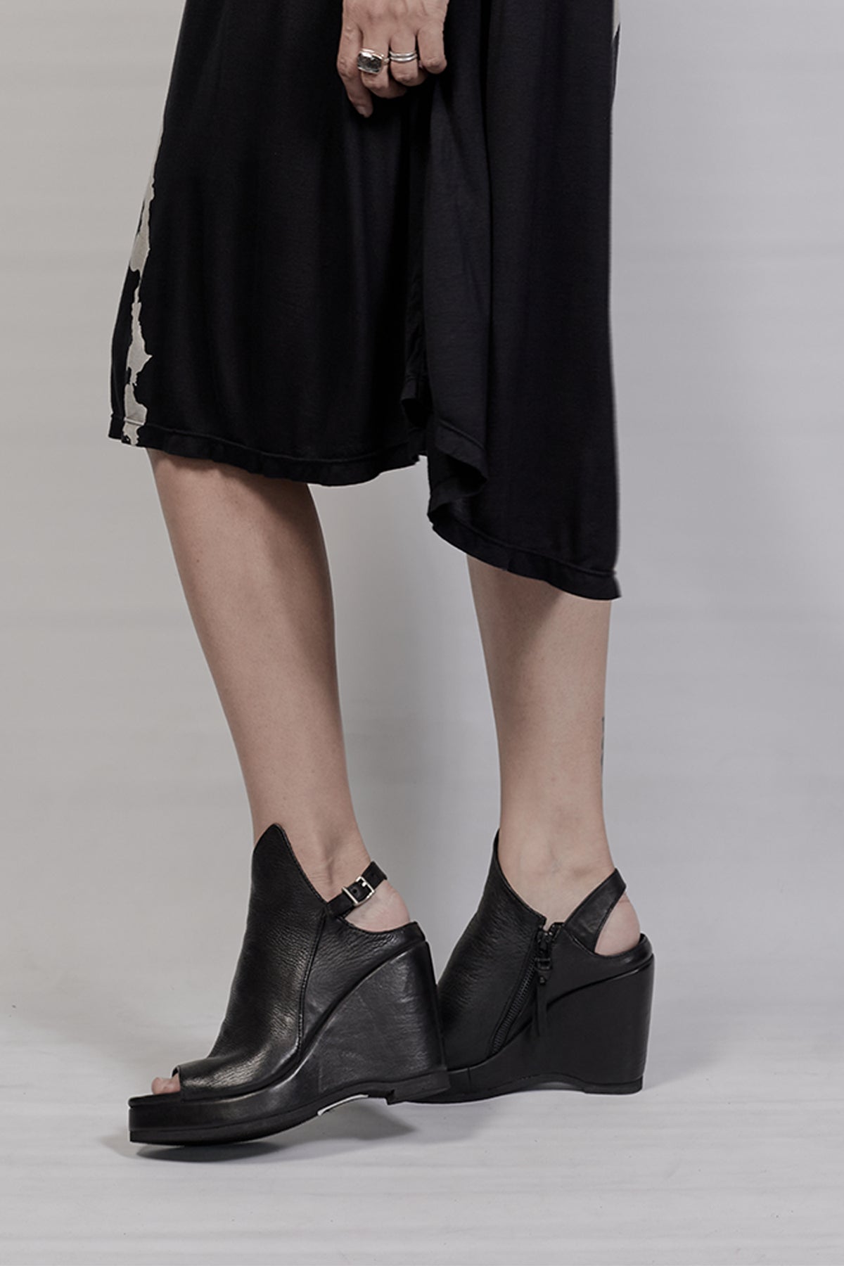 1601-BO03L Crush Sandal 01 - Black