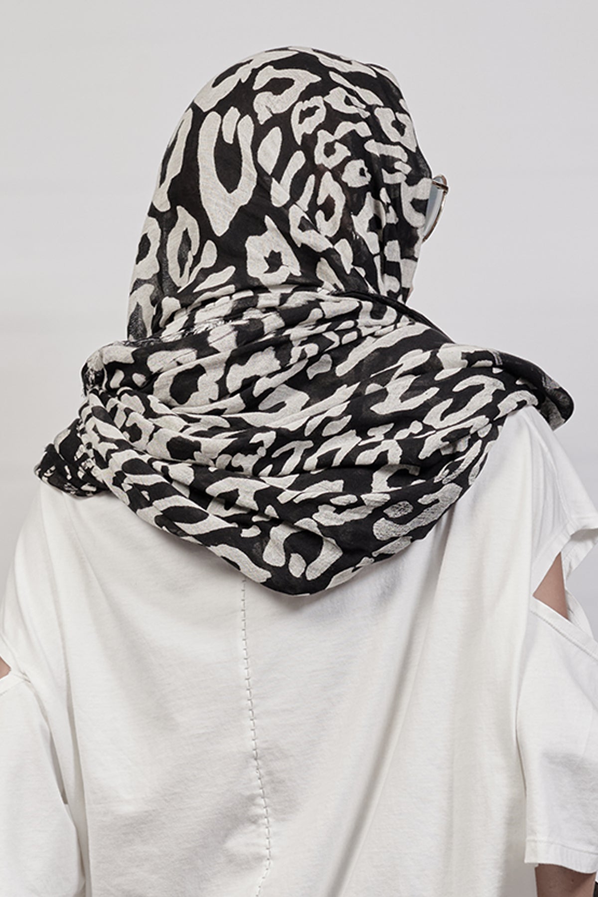 2301-SN02 Leopard Snood - Black
