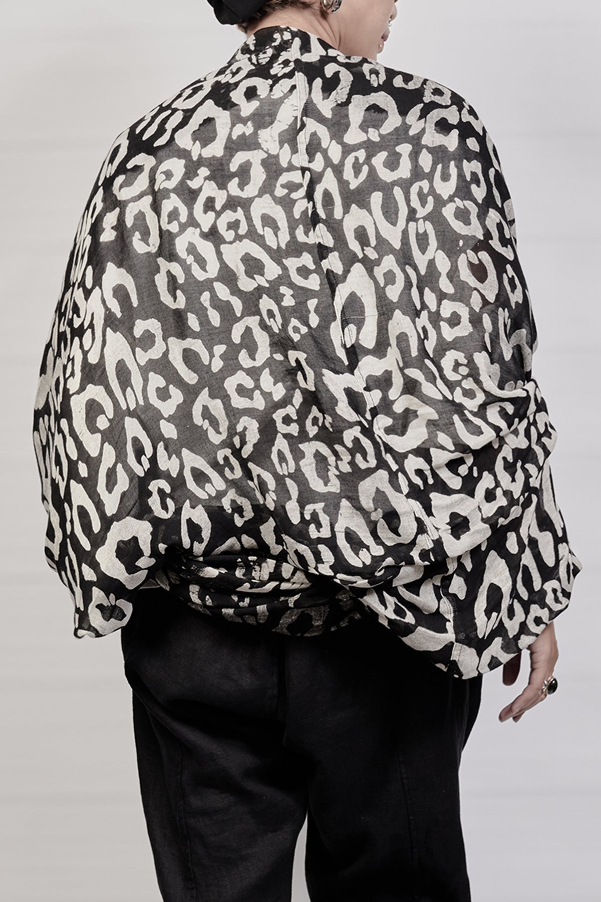 2301-SN02 Leopard Snood - Black
