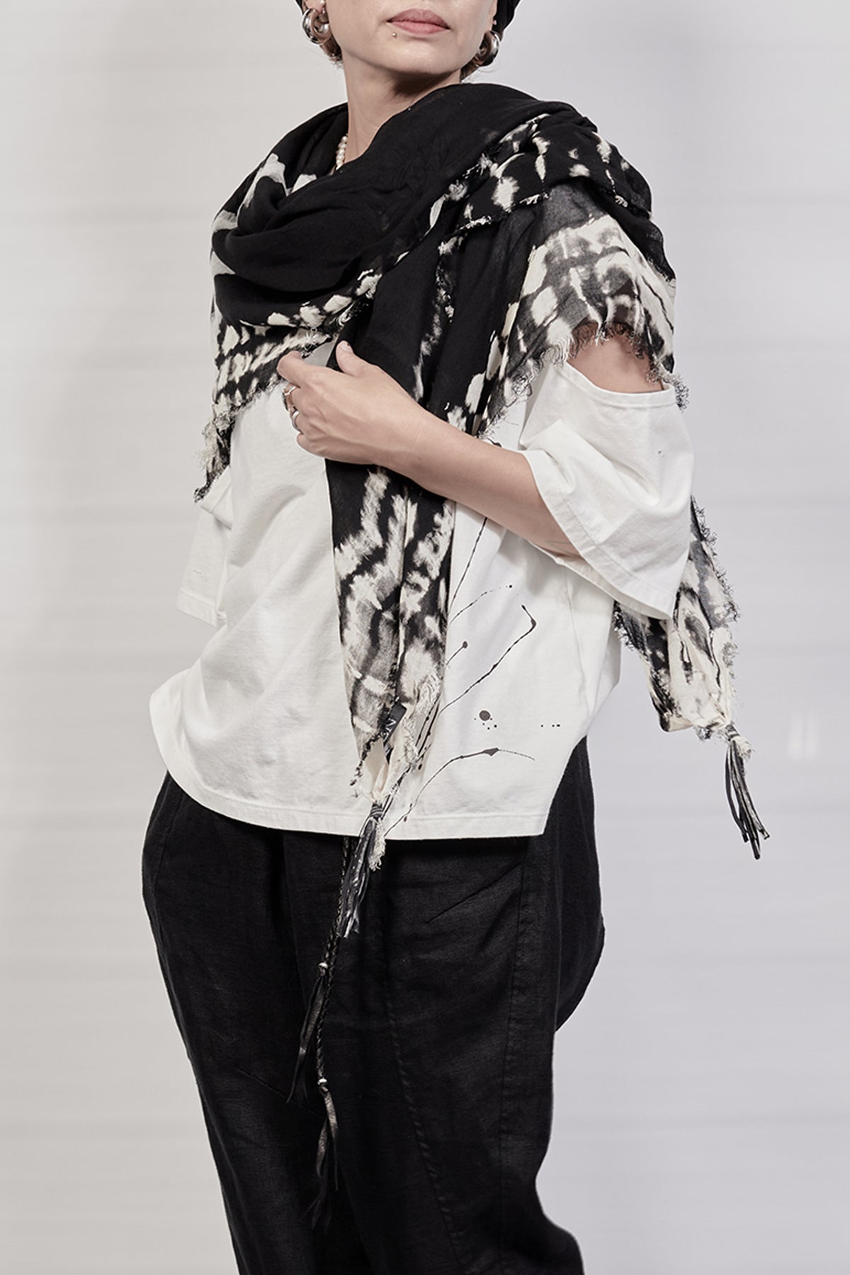2301-ST02 Cross Square Stole - Black