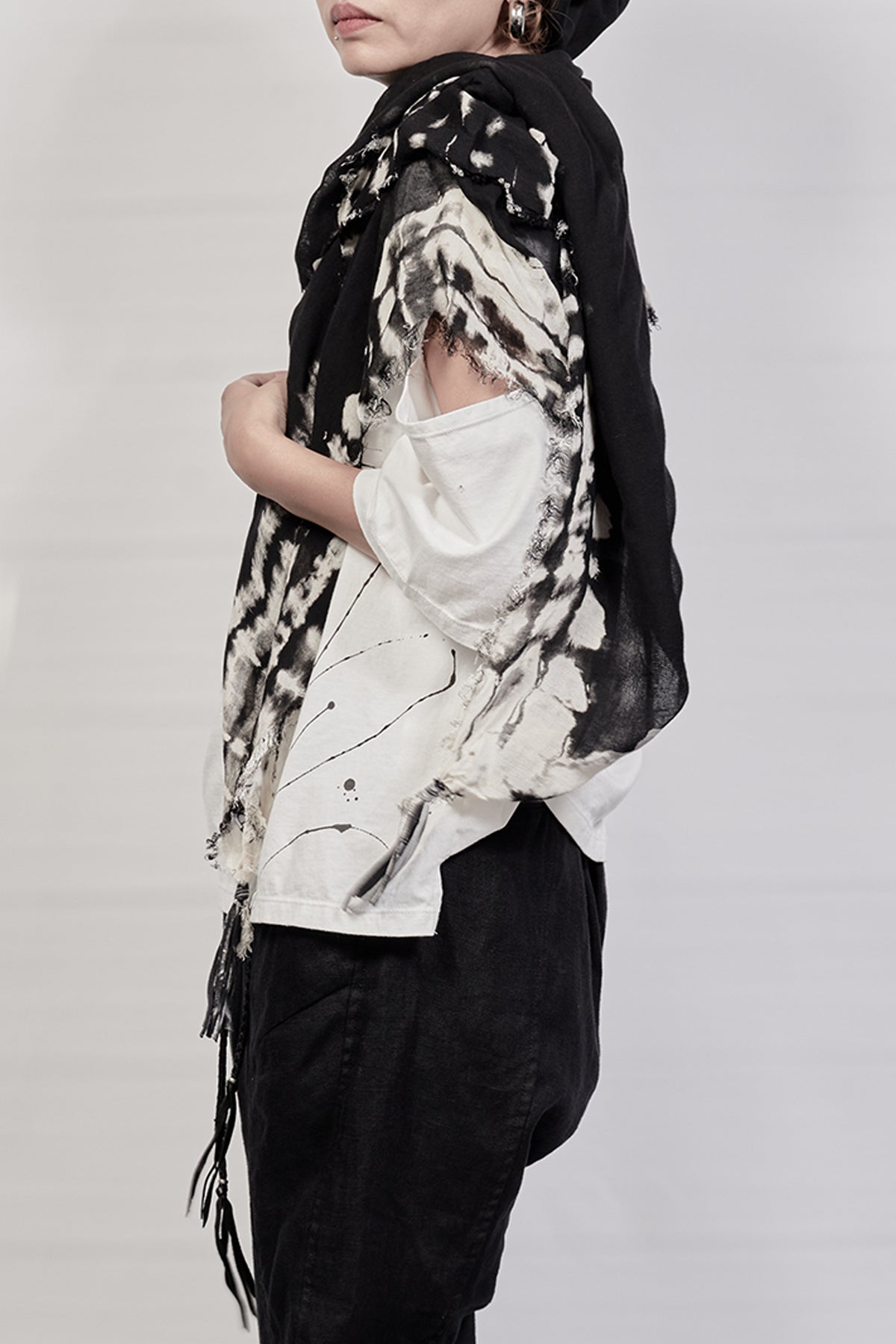 2301-ST02 Cross Square Stole - Black