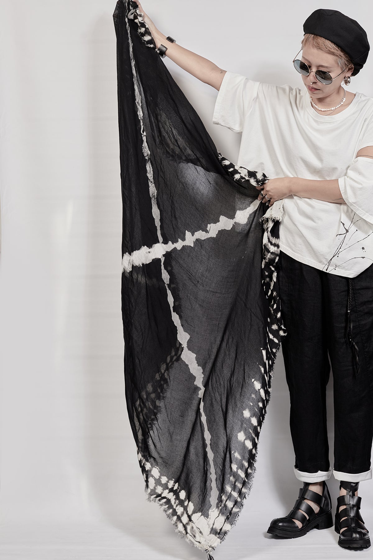 2301-ST02 Cross Square Stole - Black