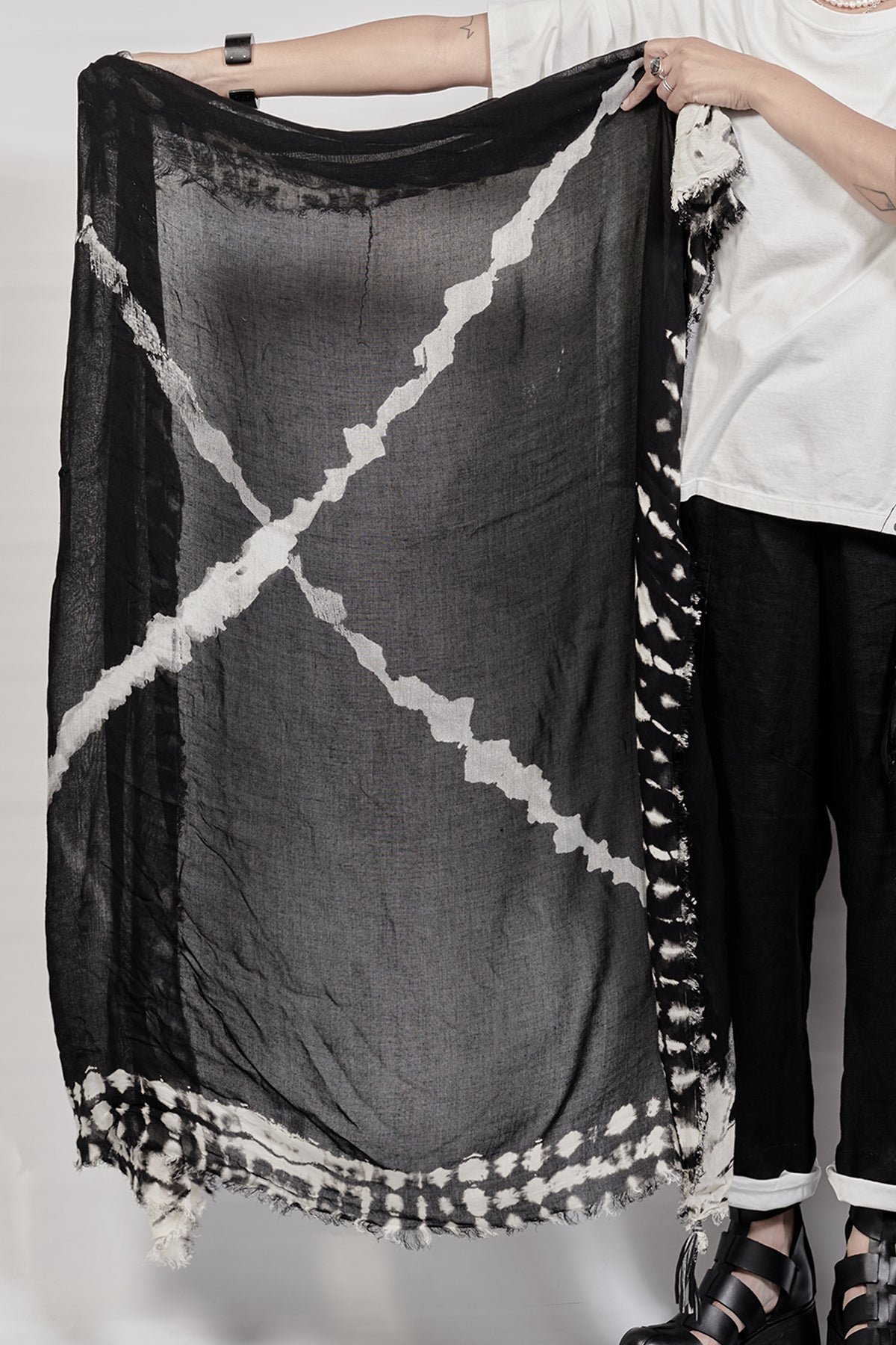 2301-ST02 Cross Square Stole - Black