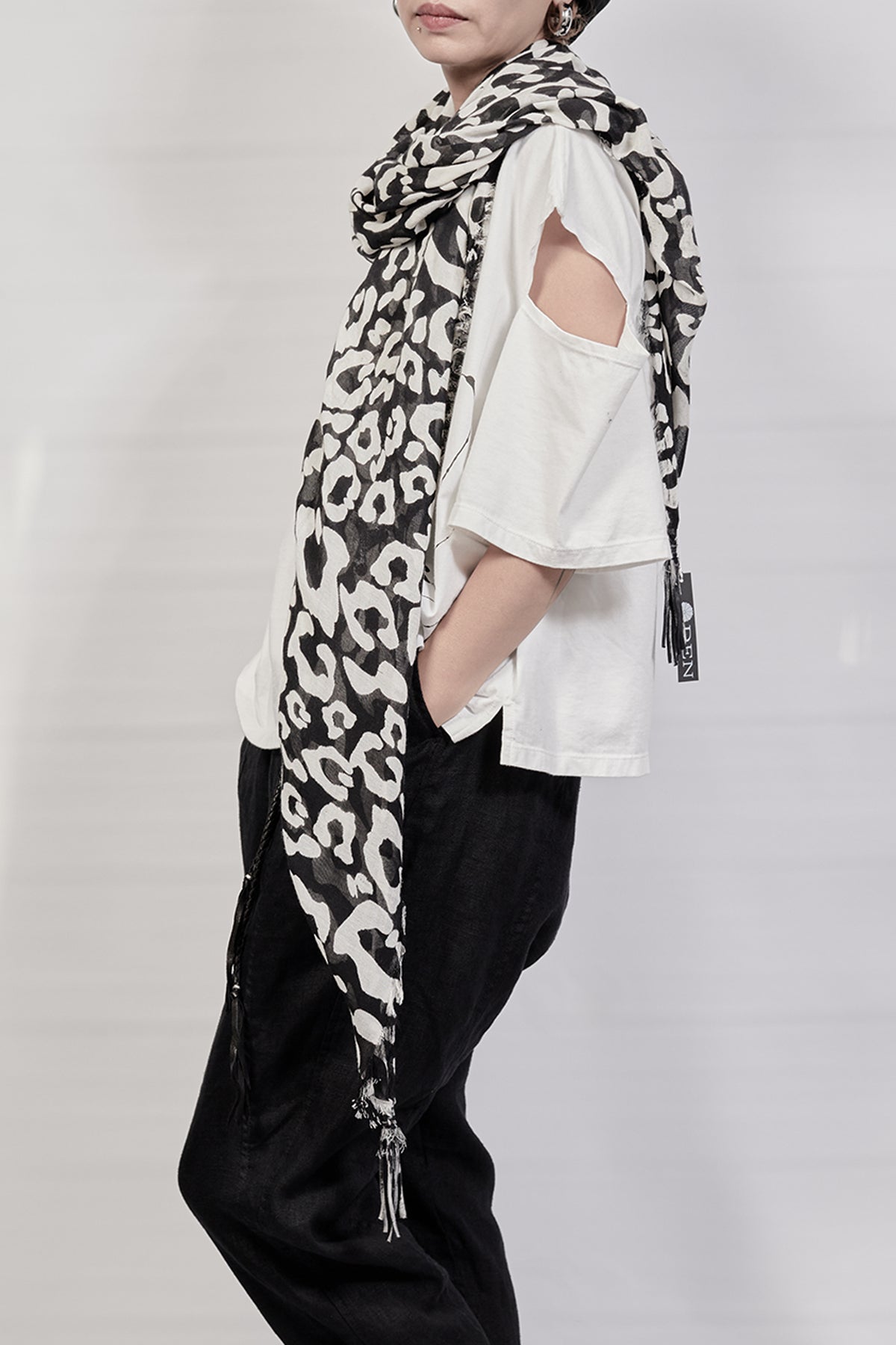 2301-ST03 Leopard Square Stole - Black