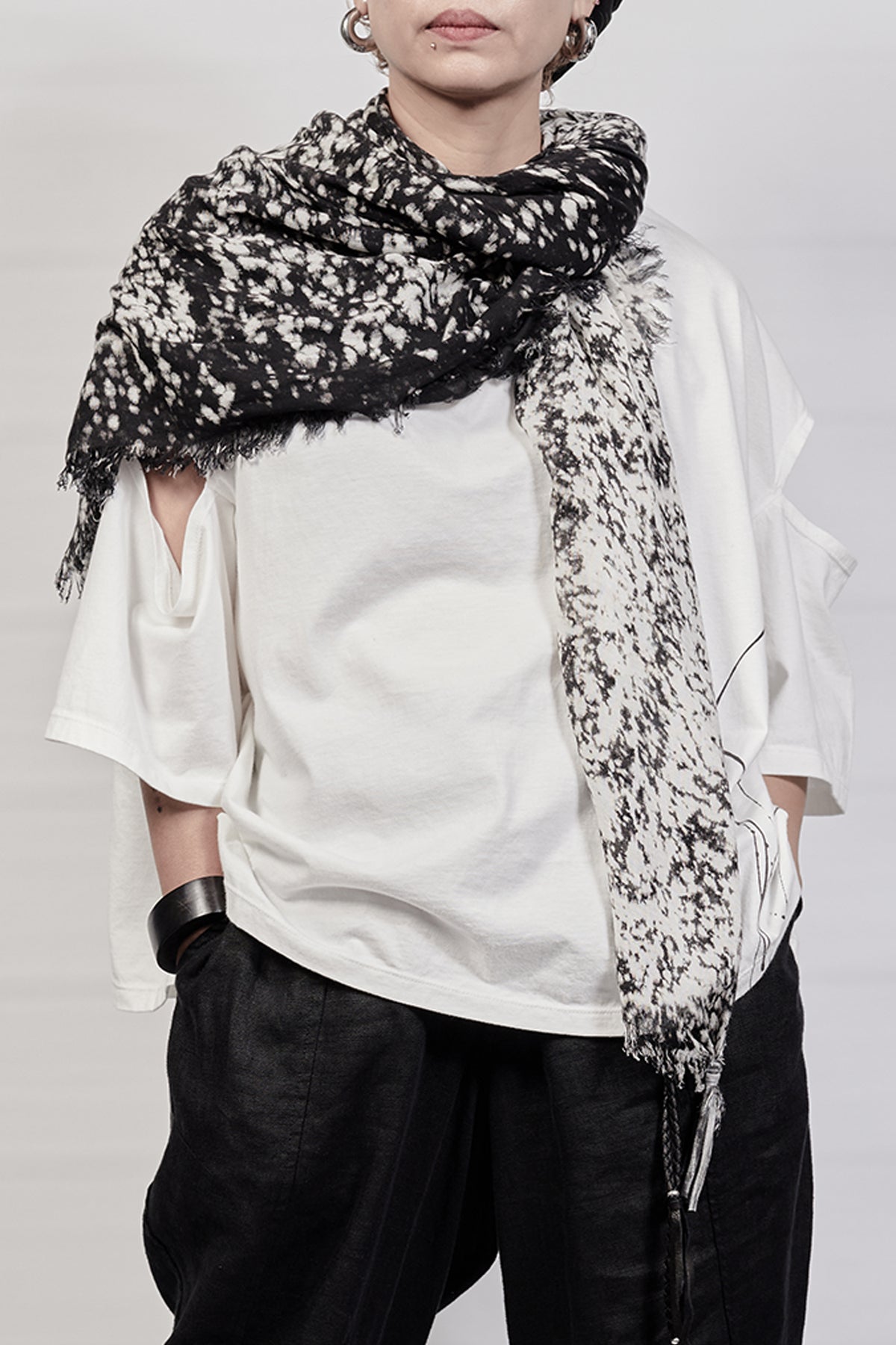 2301-ST04 Spot Square Stole - Black