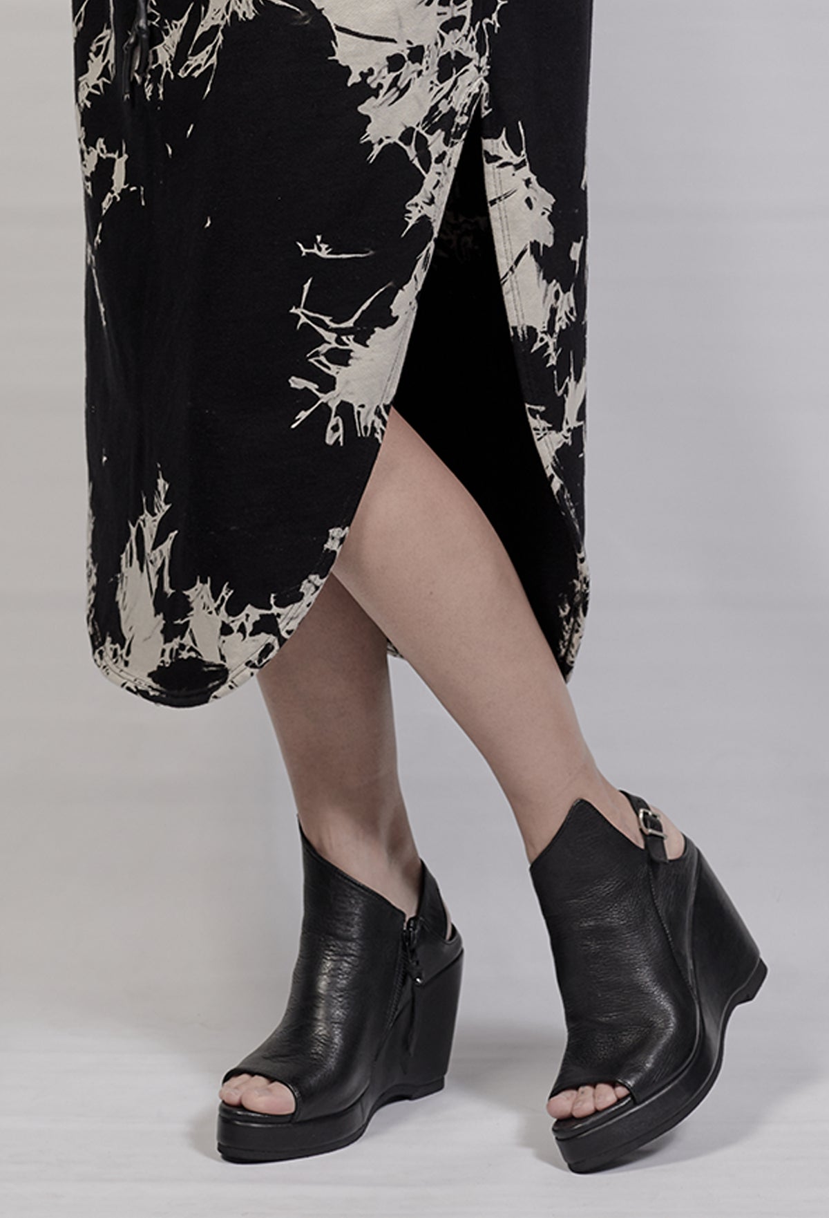 1601-BO03L Crush Sandal 01 - Black