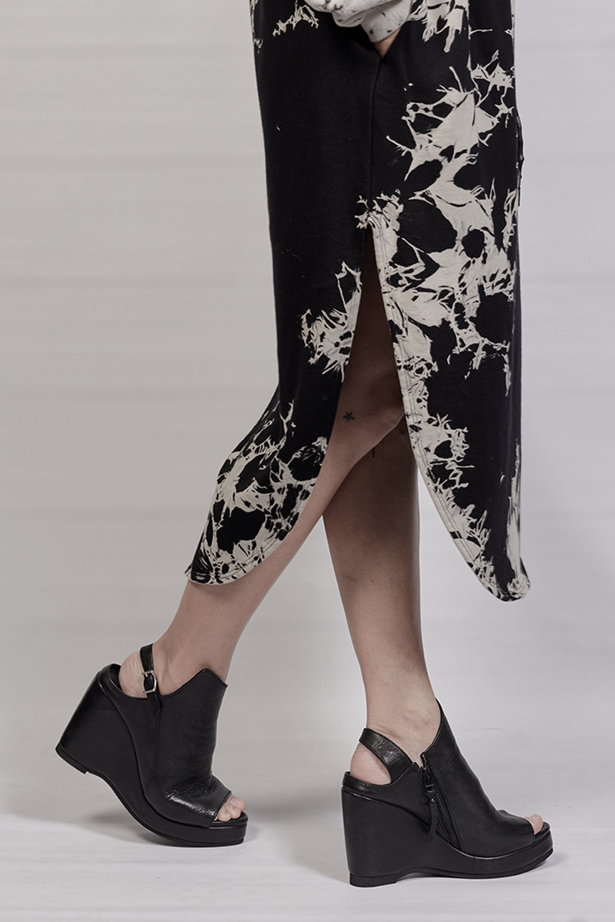 1601-BO03L Crush Sandal 01 - Black