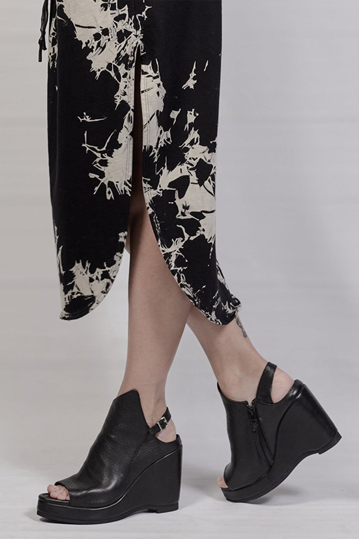 1601-BO03L Crush Sandal 01 - Black
