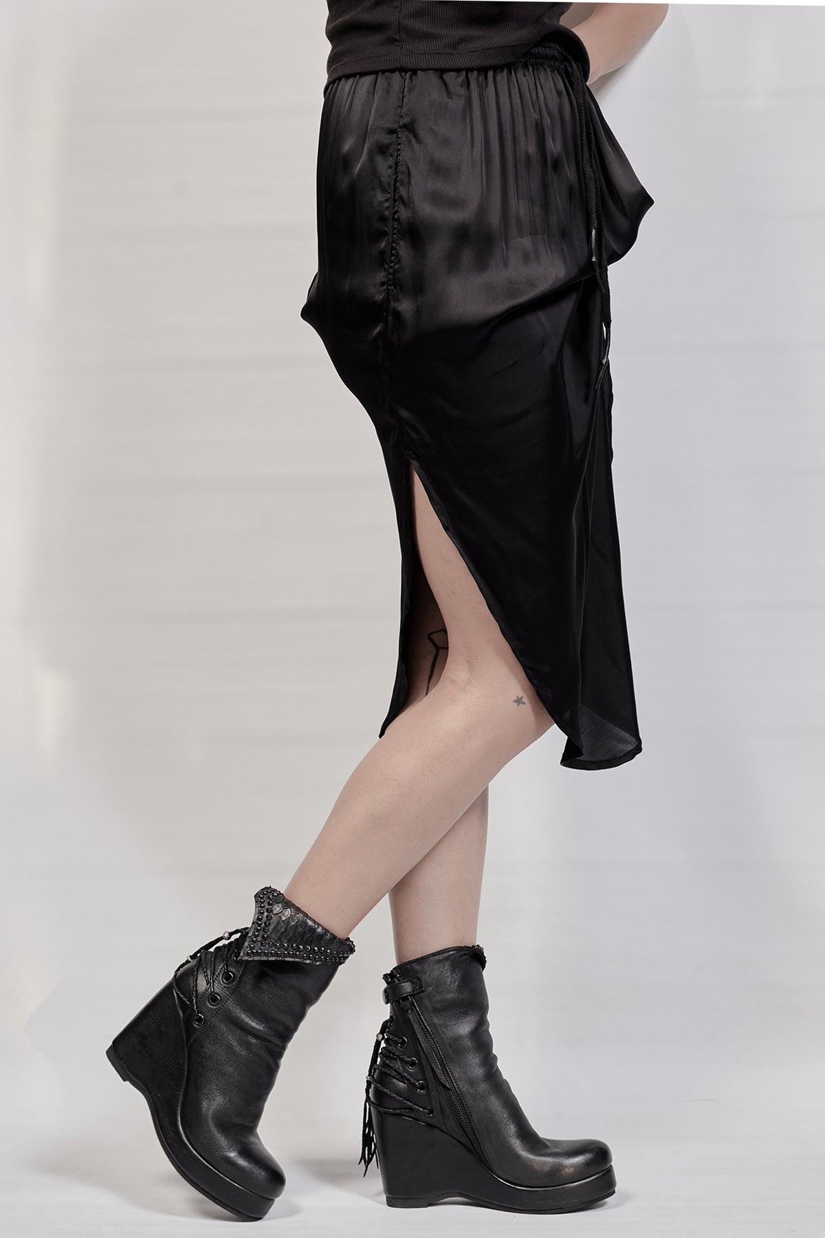 1602-BO02L Crush Braided Boots - Black