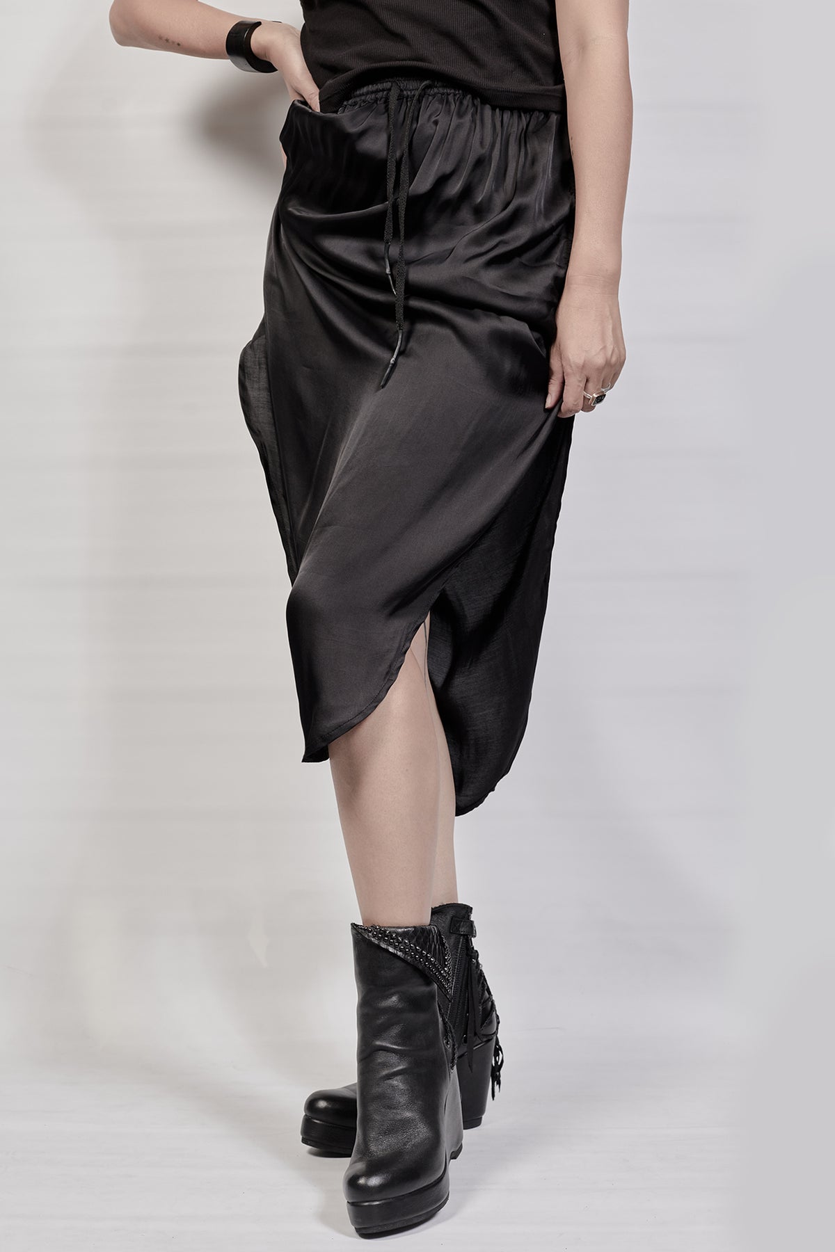 1602-BO02L Crush Braided Boots - Black