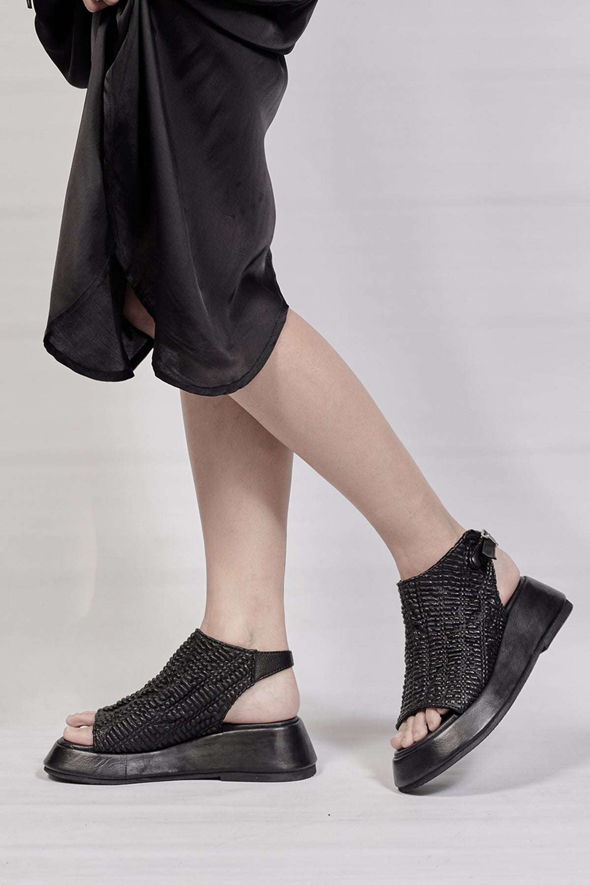2301-BO01 Bismuth Sandal - Black